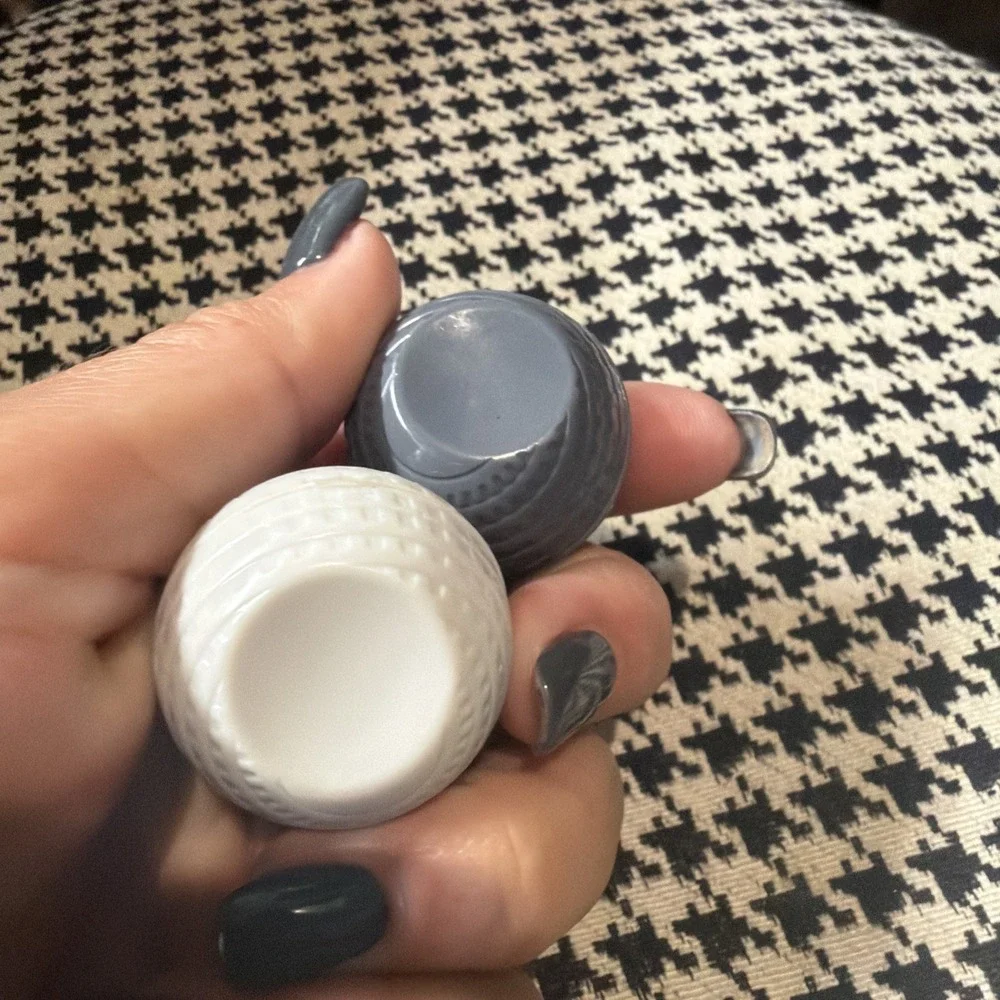 United Airlines‎ Polaris 1st Class Plastic Globe Salt & Pepper Shaker